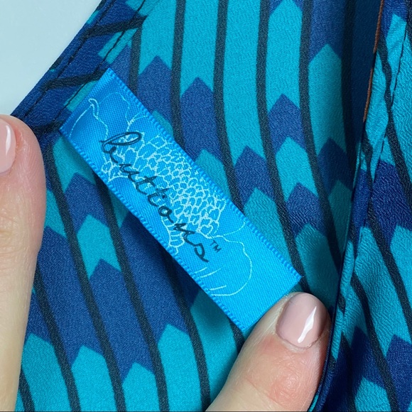 Buttons geometric medium exposed back zip dress - Picture 6 of 8